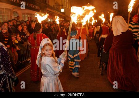 La société Borough Bonfire, vêtue de costume Tudor, porte des torches flamboyantes dans le cadre des processions flamboyantes des pompiers à travers les rues de Lewes sur 5 novembre, Guy Fawkes Night. Banque D'Images