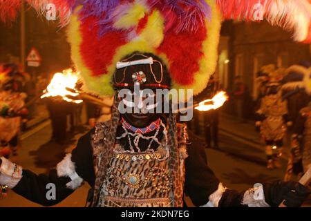 Les personnes vêtues de guerriers Zulu prennent la tête de la procession de la Borough Bonfire Society à travers les rues de Lewes à Sussex, Angleterre le 5th novembre, Guy Fawkes Night.g Banque D'Images