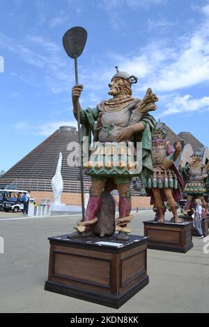 Milan, Italie - 21 août 2015: Statue de Fornaro - boulanger debout dans un groupe de statues des gens de l'alimentation par Dante Ferretti à l'Expo Milano 2015. Banque D'Images