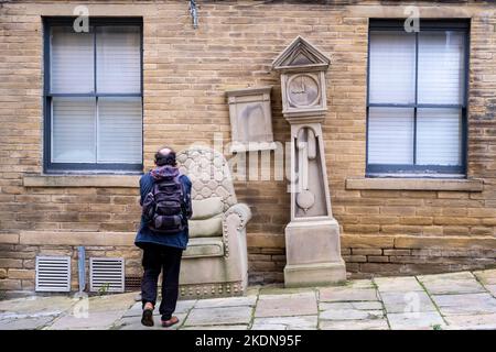 L'horloge de grand-père et de Président, la sculpture par Timothée, de l'obturateur dans Chapel Street, petite Allemagne, Bradford, West Yorkshire, Angleterre, Royaume-Uni. Banque D'Images