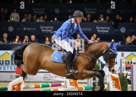 Édition 124th de Fieracavalli, Vérone, Italie, 06 novembre 2022, JUR Vrieling (cheval : Fiumicino van de Kalevallei) pendant 2022 sauts de la FEI de Longines Banque D'Images