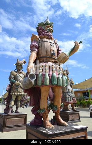 Milan, Italie - 21 août 2015: Statue du vigneron d'Enolo debout dans un groupe de statues du peuple alimentaire par Dante Ferretti à l'Expo Milano 2015. Banque D'Images