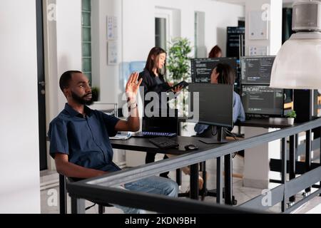 Ingénieur système regardant ar hologramme travailler sur le script de données, en utilisant l'interface de base de données holographique avec la réalité augmentée. Programme de Cloud Computing avec terminal Window Software Company Banque D'Images