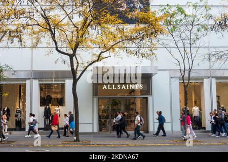 Le magasin de vêtements AllSaints est situé au 575 Fifth Avenue à New York City, USA 2022 Banque D'Images