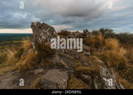 Paysage rocailleux au sommet du Roc'h Trevezel dans une soirée d'automne nuageux, Parc naturel régional d'Armorique, Bretagne, France Banque D'Images