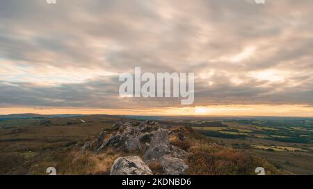 Paysage rocheux au sommet du Roc'h Trevezel en soirée d'automne pendant l'heure d'or au coucher du soleil, Parc naturel régional d'Armorique, Bretagne, France Banque D'Images