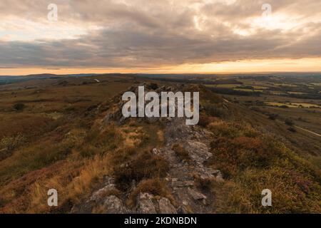 Paysage rocheux au sommet du Roc'h Trevezel en soirée d'automne pendant l'heure d'or au coucher du soleil, Parc naturel régional d'Armorique, Bretagne, France Banque D'Images