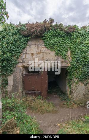 Ancien bunker militaire de la seconde guerre mondiale avec porte en acier rouillé sur la côte française, Bretagne, France Banque D'Images