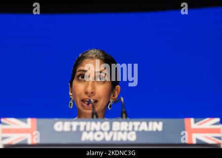 Suella Braverman, (Home Secretary), prend la parole le jour 3 au cours de la session "améliorer les services publics", photographiée lors de la Conférence d'automne du Parti conservateur tenue au Centre international des congrès de Birmingham le mardi 4 octobre 2022 . Photo de Julie Edwards. Banque D'Images