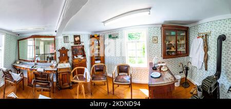 Anspach, Allemagne - 2 juillet 2019 : ancien magasin de coiffeur vintage avec chaise et lavabo d'un coiffeur du siècle dernier dans le Hessenpark, Neu Anspach. Banque D'Images