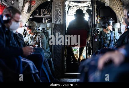 Séoul, Corée du Sud. 05th novembre 2022. Les membres de la délégation du Président Steinmeier s'envolent dans un hélicoptère de l'armée de l'air coréenne de Séoul à Busan. Le président Steinmeier et sa femme sont en voyage de cinq jours en Asie de l'est, en visite au Japon et en Corée du Sud. Credit: Bernd von Jutrczenka/dpa/Alamy Live News Banque D'Images