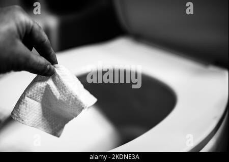 Les lingettes jetables sont rincées dans les toilettes où elles peuvent provoquer des obstructions et des problèmes de traitement des eaux usées. Banque D'Images