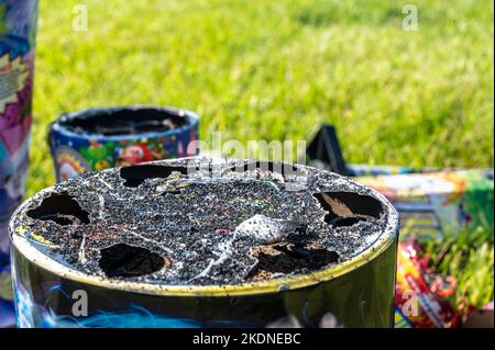 Dessus des tubes de feu brûlés en carton Banque D'Images