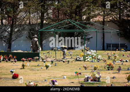 La Paz, Bolivie - 14 août 2022 : hommes travaillant dans le jardin du cimetière et dans l'espace de la tombe du défunt Banque D'Images