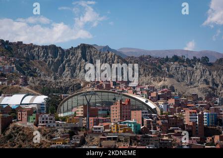 La Paz, Bolivie - 14 août 2022: Vue sur la ville de la Paz depuis la ligne verte du téléphérique (mi Teleferico) Cordillera bolivienne des Andes paysages urbains Banque D'Images