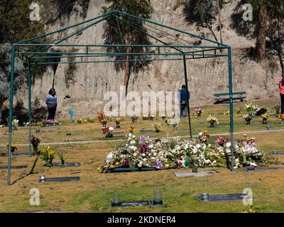 La Paz, Bolivie - 14 août 2022: Visiteurs dans le jardin du cimetière près d'un espace de tombe récent Banque D'Images