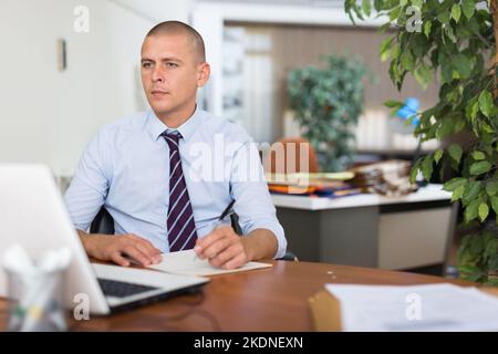 Homme adulte confiant travaillant au bureau Banque D'Images