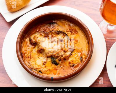 Moussaka traditionnel des Balkans cuit avec des aubergines et de la viande hachée Banque D'Images