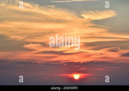 Magnifique arrière-plan naturel et coloré. Beau coucher de soleil sur la mer Baltique polonaise. Banque D'Images