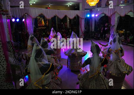 07 nov 2022- Sylhet, Bangladesh: Les filles de Manipuri se latent comme Gopi et Krishna pour célébrer et exécuter le festival traditionnel de danse Ras Leela à Mirgajungle Manipuri Rajbari, Sylhet, Bangladesh. Sur 07 novembre 2022 à Sylhet, Bangladesh (image de crédit : © MD Rafayat Haque Khan/eyepix via ZUMA Press Wire) Banque D'Images
