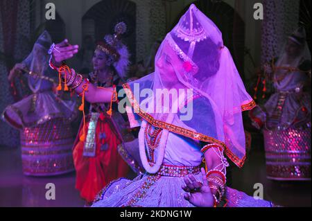 07 nov 2022- Sylhet, Bangladesh: Les filles de Manipuri se latent comme Gopi et Krishna pour célébrer et exécuter le festival traditionnel de danse Ras Leela à Mirgajungle Manipuri Rajbari, Sylhet, Bangladesh. Sur 07 novembre 2022 à Sylhet, Bangladesh (image de crédit : © MD Rafayat Haque Khan/eyepix via ZUMA Press Wire) Banque D'Images