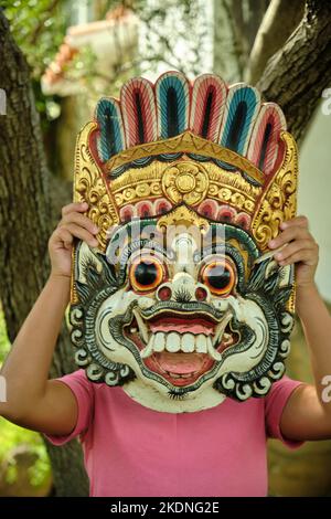 Petite fille avec un masque indonésien Banque D'Images