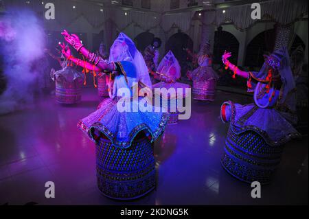 07 nov 2022- Sylhet, Bangladesh: Les filles de Manipuri se latent comme Gopi et Krishna pour célébrer et exécuter le festival traditionnel de danse Ras Leela à Mirgajungle Manipuri Rajbari, Sylhet, Bangladesh. Sur 07 novembre 2022 à Sylhet, Bangladesh (image de crédit : © MD Rafayat Haque Khan/eyepix via ZUMA Press Wire) Banque D'Images