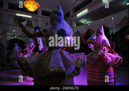 07 nov 2022- Sylhet, Bangladesh: Les filles de Manipuri se latent comme Gopi et Krishna pour célébrer et exécuter le festival traditionnel de danse Ras Leela à Mirgajungle Manipuri Rajbari, Sylhet, Bangladesh. Sur 07 novembre 2022 à Sylhet, Bangladesh (image de crédit : © MD Rafayat Haque Khan/eyepix via ZUMA Press Wire) Banque D'Images