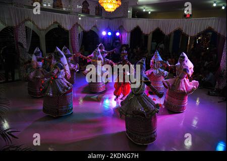 07 nov 2022- Sylhet, Bangladesh: Les filles de Manipuri se latent comme Gopi et Krishna pour célébrer et exécuter le festival traditionnel de danse Ras Leela à Mirgajungle Manipuri Rajbari, Sylhet, Bangladesh. Sur 07 novembre 2022 à Sylhet, Bangladesh (image de crédit : © MD Rafayat Haque Khan/eyepix via ZUMA Press Wire) Banque D'Images