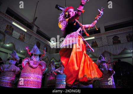 07 nov 2022- Sylhet, Bangladesh: Les filles de Manipuri se latent comme Gopi et Krishna pour célébrer et exécuter le festival traditionnel de danse Ras Leela à Mirgajungle Manipuri Rajbari, Sylhet, Bangladesh. Sur 07 novembre 2022 à Sylhet, Bangladesh (image de crédit : © MD Rafayat Haque Khan/eyepix via ZUMA Press Wire) Banque D'Images