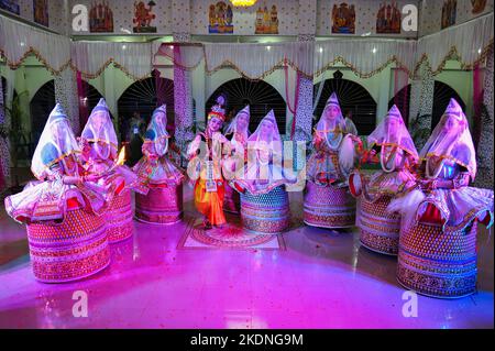 07 nov 2022- Sylhet, Bangladesh: Les filles de Manipuri se latent comme Gopi et Krishna pour célébrer et exécuter le festival traditionnel de danse Ras Leela à Mirgajungle Manipuri Rajbari, Sylhet, Bangladesh. Sur 07 novembre 2022 à Sylhet, Bangladesh (image de crédit : © MD Rafayat Haque Khan/eyepix via ZUMA Press Wire) Banque D'Images