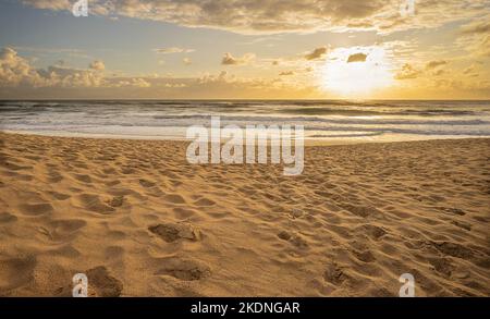 Lever du soleil sur l'océan Pacifique à Cotton Tree, Maroochydore, Sunshine Coast. Le surf est rude et la marée arrive sur une plage de sable avec beaucoup de pied Banque D'Images