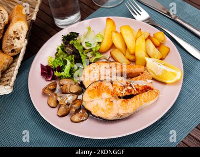 Délicieux steak de saumon aux champignons et aux pommes de terre Banque D'Images