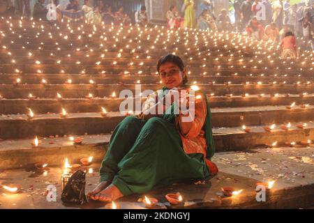 Kolkata, Inde. 07th novembre 2022. Les habitants de Kolkata célèbrent Dev Deepawali au Ganga. Dev Deepavali est le festival de Kartik Poornima célébré à Varanasi. Il tombe sur la pleine lune du mois hindou de Kartika et a lieu quinze jours après Diwali. (Photo de Snehasish Bodhak/Pacific Press) Credit: Pacific Press Media production Corp./Alay Live News Banque D'Images