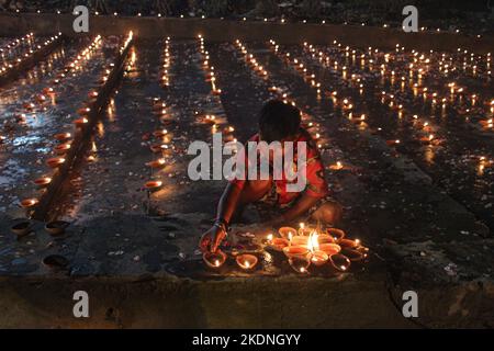 Kolkata, Inde. 07th novembre 2022. Les habitants de Kolkata célèbrent Dev Deepawali au Ganga. Dev Deepavali est le festival de Kartik Poornima célébré à Varanasi. Il tombe sur la pleine lune du mois hindou de Kartika et a lieu quinze jours après Diwali. (Photo de Snehasish Bodhak/Pacific Press) Credit: Pacific Press Media production Corp./Alay Live News Banque D'Images