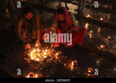 Kolkata, Inde. 07th novembre 2022. Les habitants de Kolkata célèbrent Dev Deepawali au Ganga. Dev Deepavali est le festival de Kartik Poornima célébré à Varanasi. Il tombe sur la pleine lune du mois hindou de Kartika et a lieu quinze jours après Diwali. (Photo de Snehasish Bodhak/Pacific Press) Credit: Pacific Press Media production Corp./Alay Live News Banque D'Images