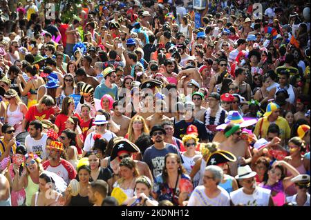 Une foule de personnes faisant la fête à la rue du défilé de carnaval brésilien. Vue d'ensemble des fêtards carnaval qui se rassemblent sur des costumes colorés connus sous le nom de blocos Banque D'Images