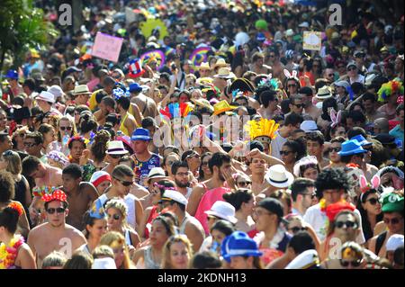 Une foule de personnes faisant la fête à la rue du défilé de carnaval brésilien. Vue d'ensemble des fêtards carnaval qui se rassemblent sur des costumes colorés connus sous le nom de blocos Banque D'Images