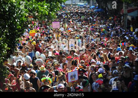 Une foule de personnes faisant la fête à la rue du défilé de carnaval brésilien. Vue d'ensemble des fêtards carnaval qui se rassemblent sur des costumes colorés connus sous le nom de blocos Banque D'Images