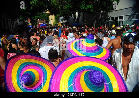 Une foule de personnes faisant la fête à la rue du défilé de carnaval brésilien. Vue d'ensemble des fêtards carnaval qui se rassemblent sur des costumes colorés connus sous le nom de blocos Banque D'Images