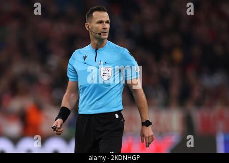 Munich, Allemagne, 1st novembre 2022. L'arbitre Ivan Kruzliak de Slovaquie regarde à travers son épaule lors du match de la Ligue des champions de l'UEFA à l'Allianz Arena de Munich. Le crédit photo devrait se lire: Jonathan Moscrop / Sportimage Banque D'Images