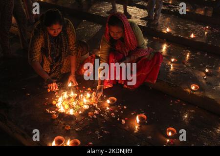 Kolkata, Bengale occidental, Inde. 7th novembre 2022. Les habitants de Kolkata célèbrent Dev Deepawali au Ganga. Dev Deepavali est le festival de Kartik Poornima célébré à Varanasi. Il tombe sur la pleine lune du mois hindou de Kartika et a lieu quinze jours après Diwali. (Credit image: © Snehasish Bodhak/Pacific Press via ZUMA Press Wire) Banque D'Images