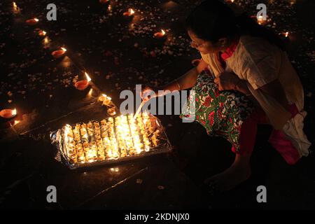 Kolkata, Bengale occidental, Inde. 7th novembre 2022. Les habitants de Kolkata célèbrent Dev Deepawali au Ganga. Dev Deepavali est le festival de Kartik Poornima célébré à Varanasi. Il tombe sur la pleine lune du mois hindou de Kartika et a lieu quinze jours après Diwali. (Credit image: © Snehasish Bodhak/Pacific Press via ZUMA Press Wire) Banque D'Images