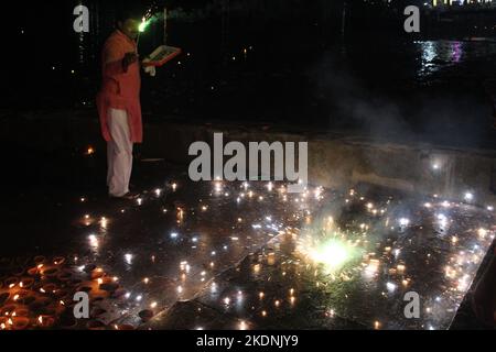 Kolkata, Bengale occidental, Inde. 7th novembre 2022. Les habitants de Kolkata célèbrent Dev Deepawali au Ganga. Dev Deepavali est le festival de Kartik Poornima célébré à Varanasi. Il tombe sur la pleine lune du mois hindou de Kartika et a lieu quinze jours après Diwali. (Credit image: © Snehasish Bodhak/Pacific Press via ZUMA Press Wire) Banque D'Images