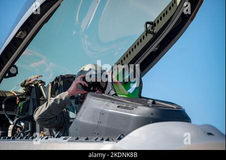 Un pilote de Raptor F-22 de la Force aérienne des États-Unis, au sein du 94th Fighter Squadron, de la base interarmées Langley-Eustis, en Virginie, a enfilé un casque avant le décollage pendant le drapeau à damier 23-1 de la base aérienne de Tyndall, en Floride, le 2 novembre 2022. Le drapeau à damiers est un exercice aérien de grande force qui favorise la préparation et l'interopérabilité par l'incorporation d'avions de 4th et 5th générations pendant l'entraînement de combat aérien. La répétition de l'exercice 23-1 a eu lieu du 31 octobre au 10 novembre 2022. (É.-U. Photo de la Force aérienne par Airman 1st classe Tiffany Del Oso) Banque D'Images