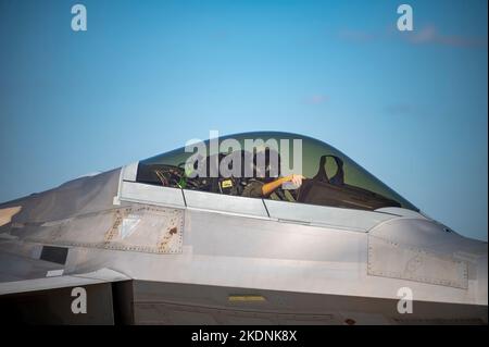 Un pilote de Raptor F-22 de la Force aérienne des États-Unis, au sein du 94th Fighter Squadron, à la base conjointe Langley-Eustis, en Virginie, pose une photo au cours du drapeau à damier 23-1 de la base aérienne de Tyndall, en Floride, le 2 novembre 2022. Le drapeau à damiers est un exercice aérien de grande force qui favorise la préparation et l'interopérabilité par l'incorporation d'avions de 4th et 5th générations pendant l'entraînement de combat aérien. La répétition de l'exercice 23-1 a eu lieu du 31 octobre au 10 novembre 2022. (É.-U. Photo de la Force aérienne par Airman 1st classe Tiffany Del Oso) Banque D'Images