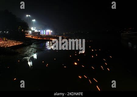 Kolkata, Inde. 7th novembre 2022. Des lampes d'argile à pétrole sont vues flottant sur le gange à l'occasion de Dev Deepavali, est le festival de Kartik Poornima, principalement célébré à Varanasi, Uttar Pradesh, Inde. Il tombe sur la pleine lune du mois hindou de Kartika et a lieu quinze jours après Diwali. Sur 7 novembre 2022 à Kolkata, Inde. (Image de crédit : © Sukhomoy  Sen/eyepix via ZUMA Press Wire) Banque D'Images