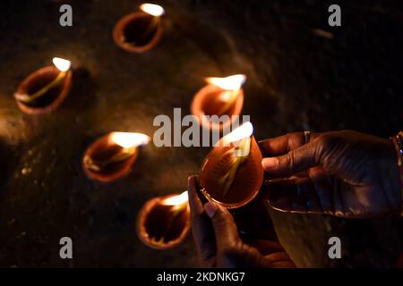 Kolkata, Inde. 7th novembre 2022. Une femme tient une lampe à huile à l'occasion de Dev Deepavali, est le festival de Kartik Poornima, principalement célébré à Varanasi, Uttar Pradesh, Inde. Il tombe sur la pleine lune du mois hindou de Kartika et a lieu quinze jours après Diwali. Sur 7 novembre 2022 à Kolkata, Inde. (Image de crédit : © Sukhomoy  Sen/eyepix via ZUMA Press Wire) Banque D'Images