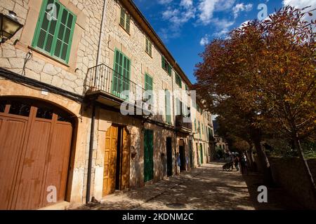 Valldemossa, Palma de Majorque - Espagne. 26 septembre 2022. Ses maisons en pierre décorées de plantes colorées et de volets verts ont maintenu le tra Banque D'Images