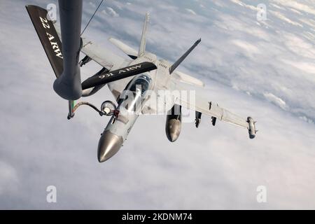 Un Super Hornet F/A-18 de la Marine américaine reçoit du carburant d'un KC-135 Stratotanker affecté à l'escadron de ravitaillement aérien 909th lors d'un exercice d'entraînement conjoint sur l'océan Pacifique, le 24 octobre 2022. Au cours de la méthode de ravitaillement en carburant par sonde, une sonde rétractable de l'avion récepteur se connecte à la purge, qui passe derrière l'avion-citerne par un tuyau fixé à la perche volante. (É.-U. Photo de la Force aérienne par le premier Airman Jessi Roth) Banque D'Images